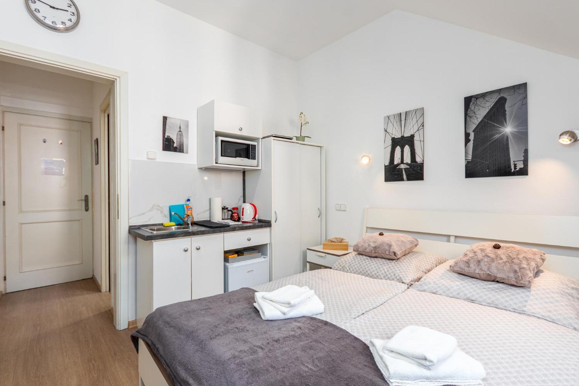 Private Retreat Close To Stations In Praha 3 Экстерьер фото