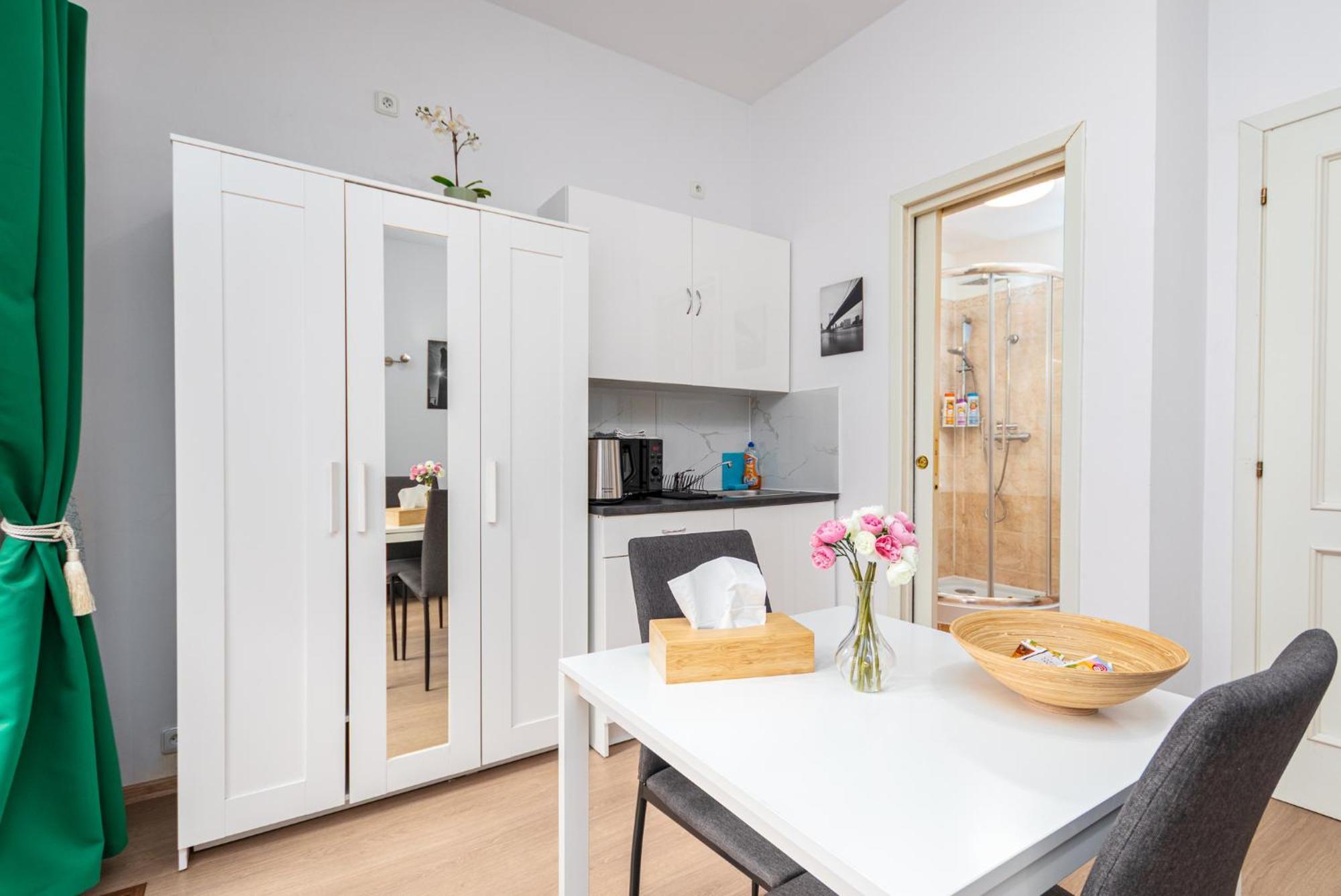 Private Retreat Close To Stations In Praha 3 Экстерьер фото