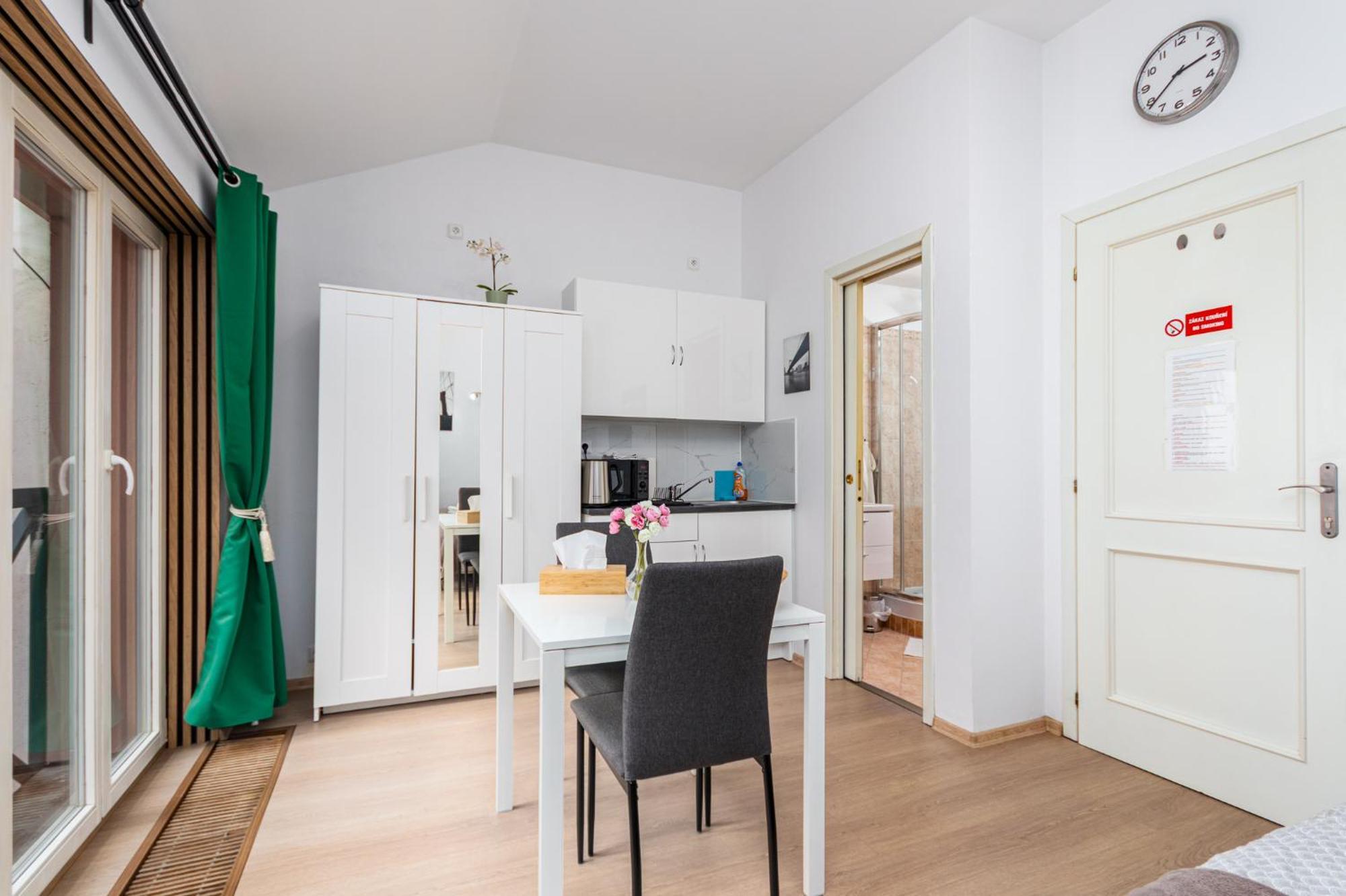 Private Retreat Close To Stations In Praha 3 Экстерьер фото