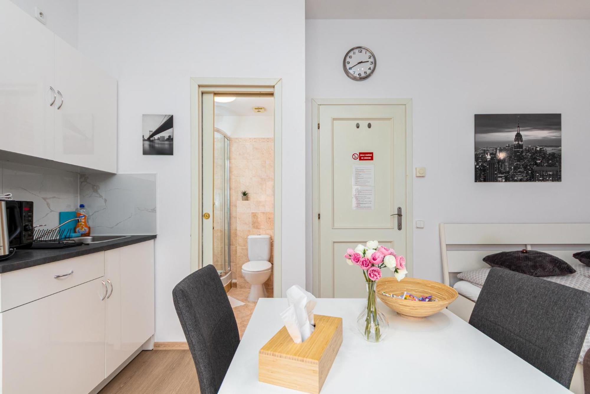 Private Retreat Close To Stations In Praha 3 Экстерьер фото