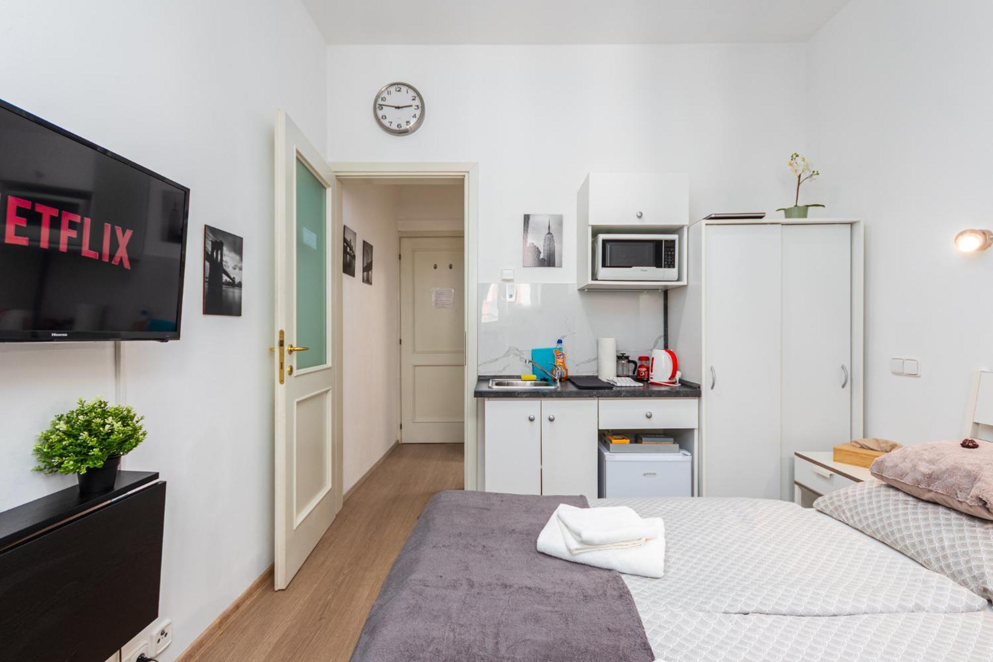 Private Retreat Close To Stations In Praha 3 Экстерьер фото